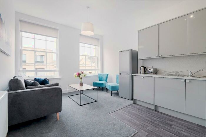 3 Bedroom Flat To Rent In South Bridge, Old Town, Edinburgh, EH1