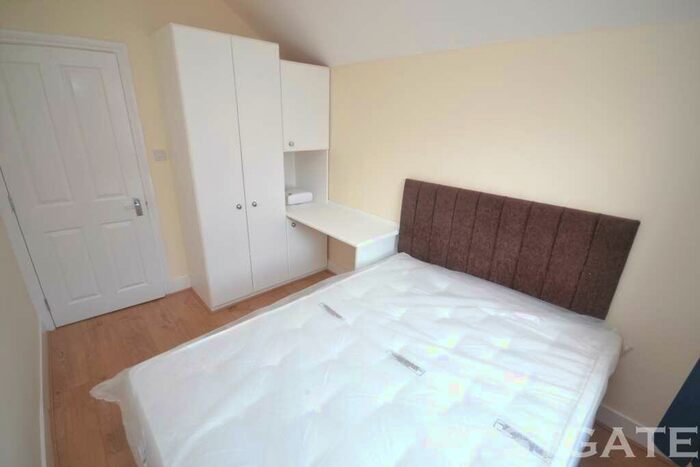 4 Bedroom Terraced House To Rent In Pitcroft Avenue, Reading, RG6