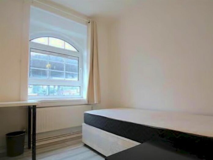 5 Bedroom Flat To Rent In Bromley High Street, London, E3