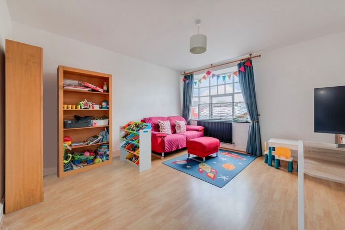 2 Bedroom Flat To Rent In South Worple Way, East Sheen, SW14