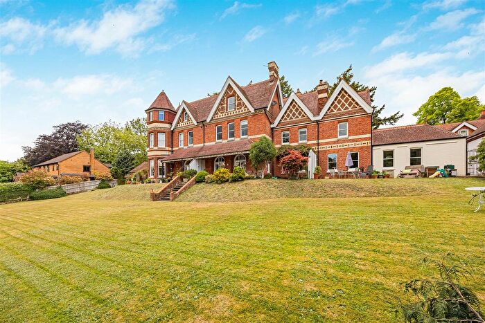 2 Bedroom Flat For Sale In Upper Warren Avenue, Caversham, Reading, RG4