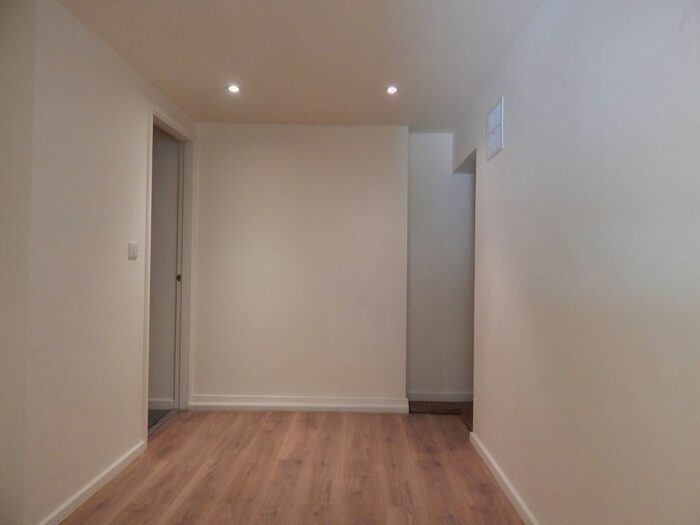 1 Bedroom Flat To Rent In Halifax Road, Batley, WF17