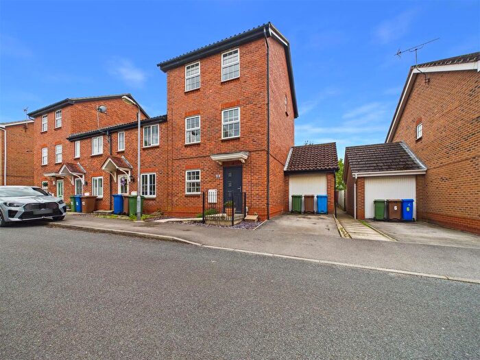 4 Bedroom Town House For Sale In Meden Avenue, Brough, HU15
