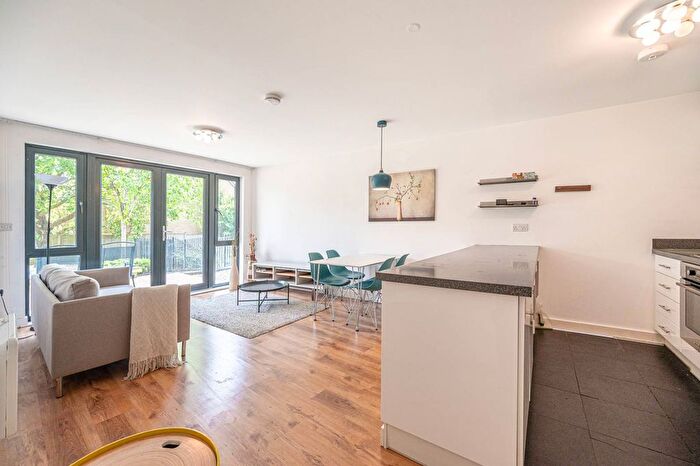 2 Bedroom Flat For Sale In Friern Barnet Road, Friern Barnet, London, N11
