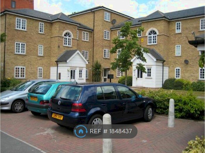 2 Bedroom Flat To Rent In Edith Cavell Way, Shooters Hill, SE18