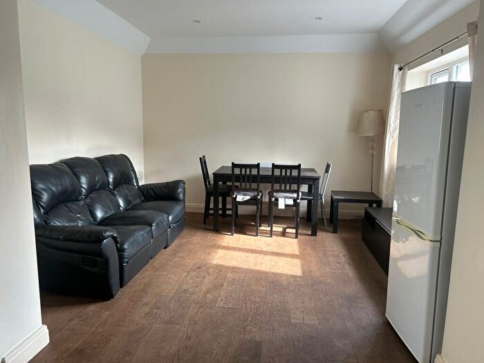 2 Bedroom Flat To Rent In Clifford Avenue, London, SW14