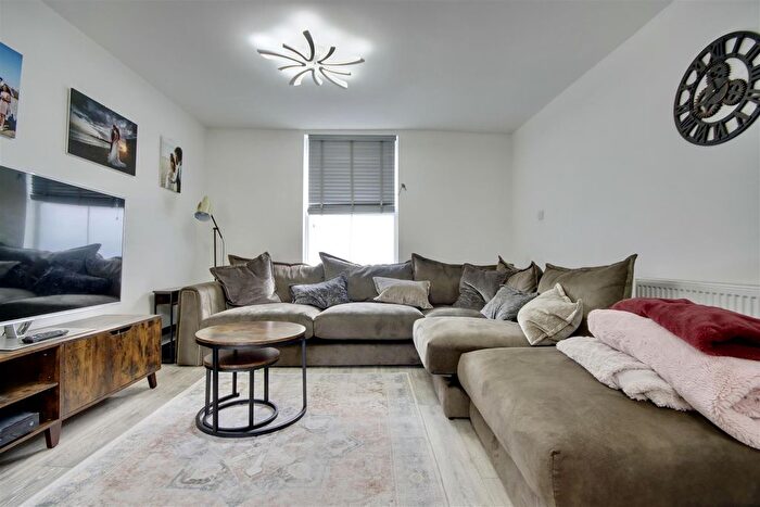 4 Bedroom End Of Terrace House For Sale In Boulton Road, Southsea, PO5