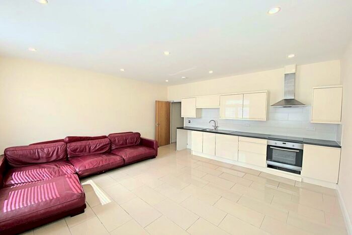 1 Bedroom Flat To Rent In London Road, Cowplain, Waterlooville, Hampshire, PO8