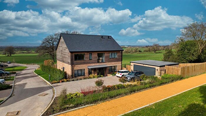 6 Bedroom Detached House For Sale In William Dickson Drive, Standish, GL10