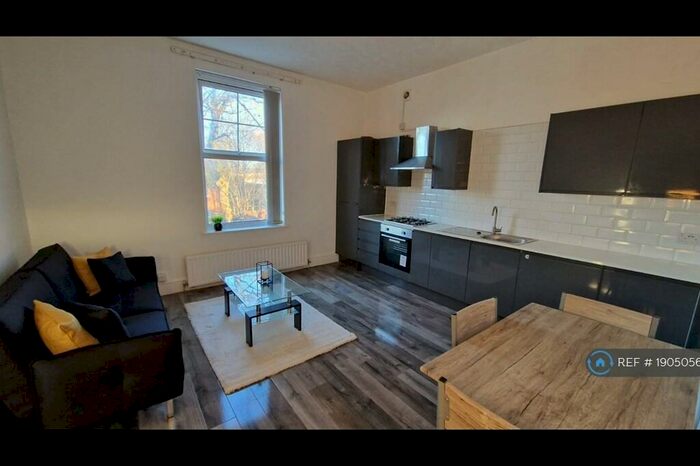 2 Bedroom Flat To Rent In Lawn View, Manchester, M8