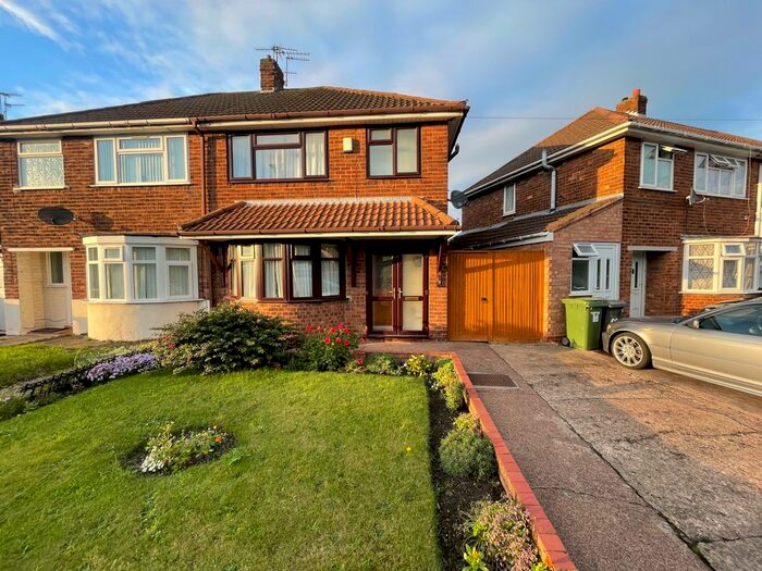 3 Bedroom Semi-Detached House To Rent In Waddens Brook Lane, Wolverhampton, WV11