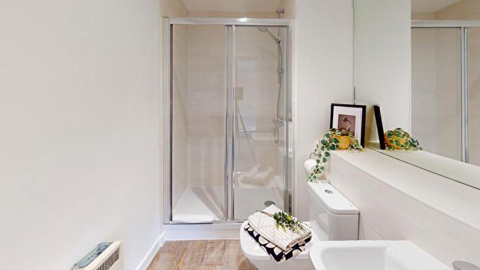 2 Bedroom Apartment To Rent In Queensway, Southampton, Hampshire, SO14