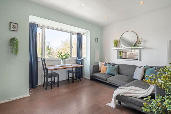 1 Bedroom Flat For Sale In Battersea Park Road, Battersea, London, SW11
