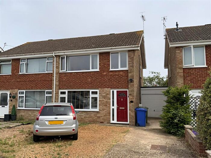 3 Bedroom Semi-Detached House For Sale In Elm Drive, Deanshanger, Milton Keynes, MK19