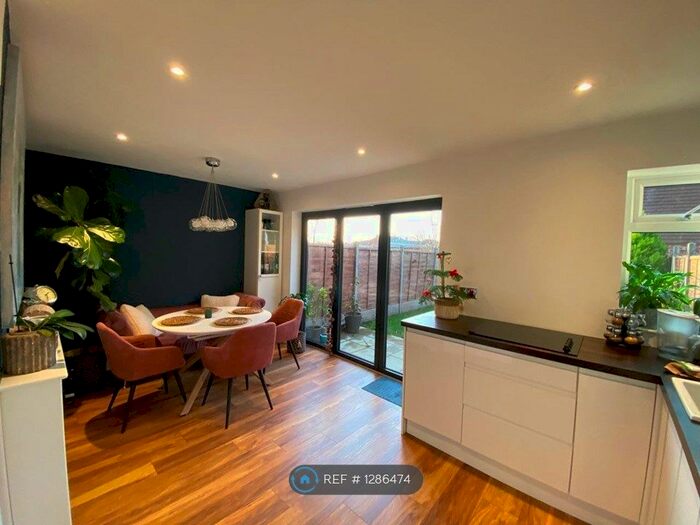 2 Bedroom Terraced House To Rent In Pinewood Park, Farnborough GU14