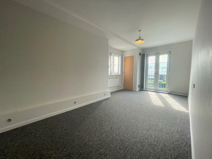 2 Bedroom Flat To Rent In Royal Parade, Eastbourne, BN22
