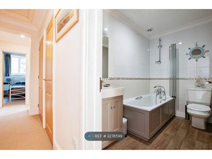 2 Bedroom Flat To Rent In Azalea Court, Bournemouth, BH4