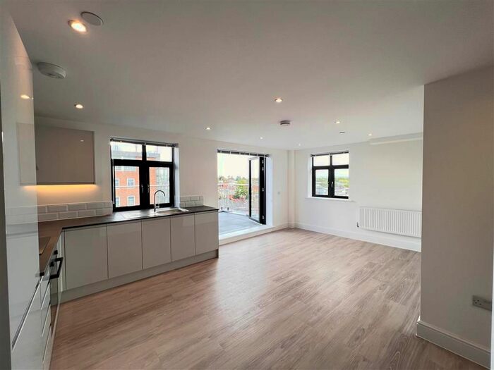 2 Bedroom Flat To Rent In Cambridge Place, Aylesbury, HP20