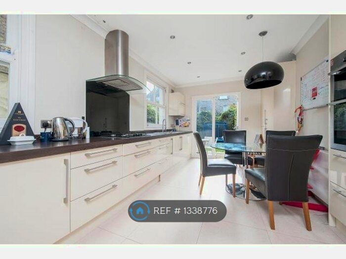 4 Bedroom Terraced House To Rent In Fernside, London, SW12