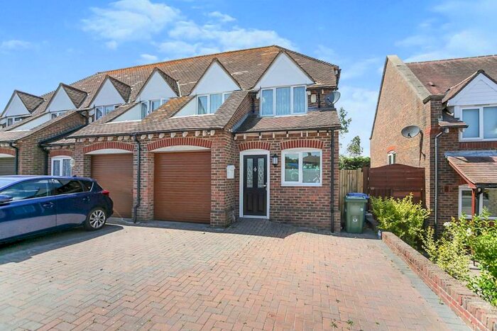 3 Bedroom Semi-Detached House To Rent In Canute Road, Faversham, ME13