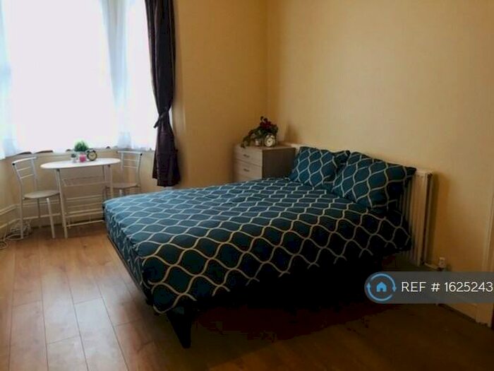 Studio To Rent In St. Pauls Road, London, N17