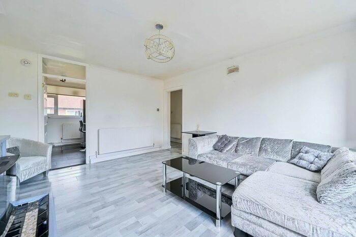 2 Bedroom Flat To Rent In Alberta Street, Walworth, London, SE17