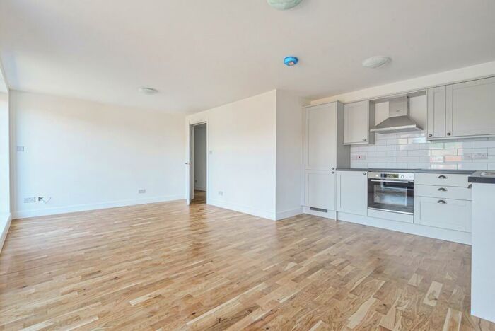 2 Bedroom Flat To Rent In A Blackfen Road Sidcup, DA15