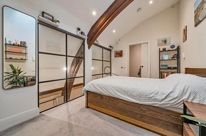 2 Bedroom Flat For Sale In Holden Road, London, N12