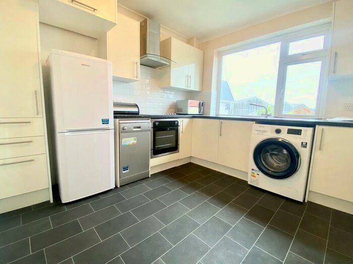 2 Bedroom Maisonette To Rent In Lincoln Way, Enfield, Middlesex, EN1