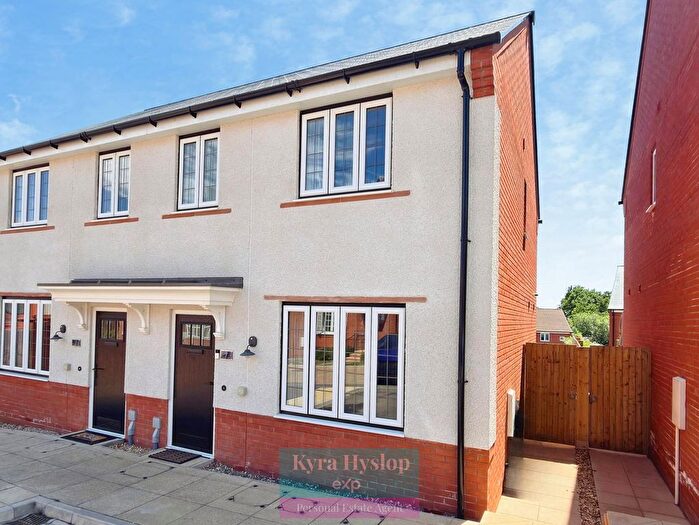3 Bedroom Semi Detached House For Sale In Barns Close, Exeter, EX1