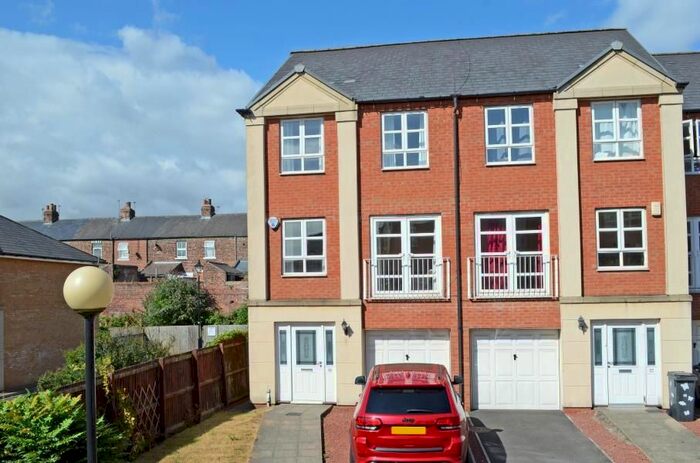 4 Bedroom Town House To Rent In Martins Court, Leeman Road, York, YO26