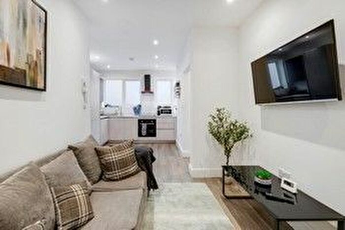 2 Bedroom Flat To Rent In Station Road, London, NW4
