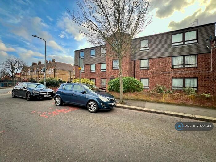 1 Bedroom Flat To Rent In Hastingwood Court, Ilford, IG2