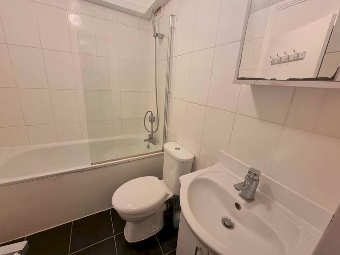 1 Bedroom Flat To Rent In Longford Court, Belle Vue Estate, London, NW4