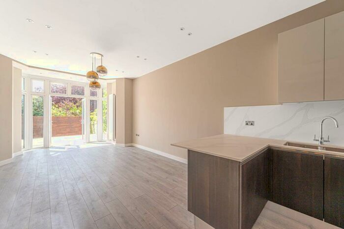 3 Bedroom Flat To Rent In The Ridgeway, Golders Green, London, NW11