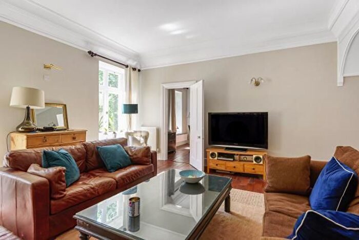 3 Bedroom Flat To Rent In Sunningdale, Berkshire, SL5