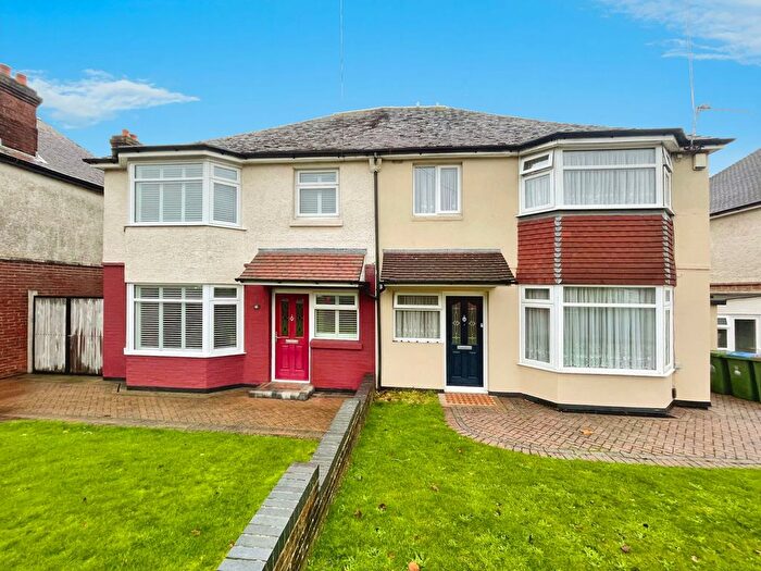 4 Bedroom Semi Detached House For Sale In Stoneham Lane, Southampton, SO16