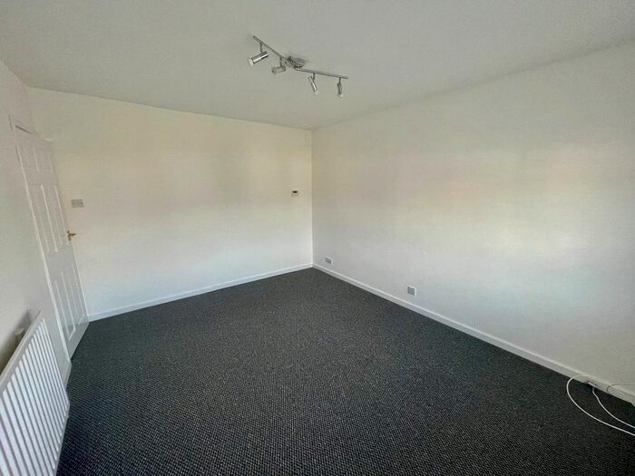 2 Bedroom Flat To Rent In Haigh Wood Road, Leeds, West Yorkshire, LS16