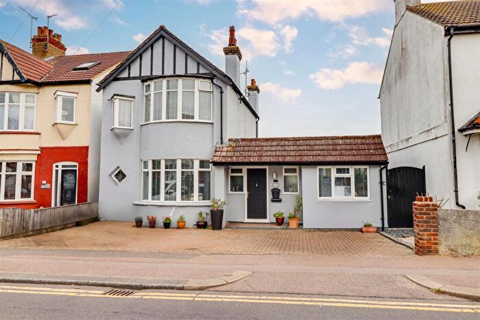 3 Bedroom Detached House For Sale In Elmsleigh Drive, Leigh-On-Sea, SS9
