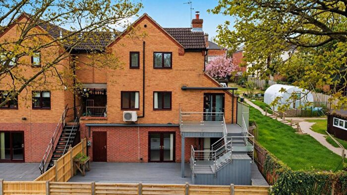 3 Bedroom Link Detached House For Sale In Pipers Close, Irthlingborough, NN9