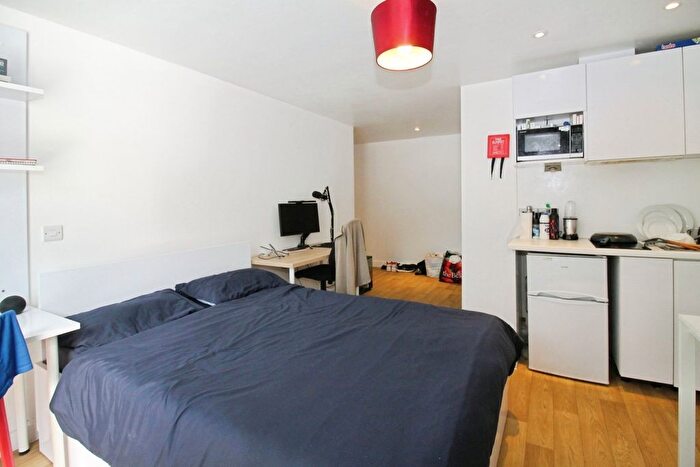 1 Bedroom Flat To Rent In St. Michaels Lane, Headingley, Leeds, West Yorkshire, LS6