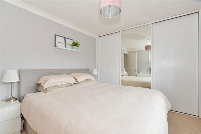 1 Bedroom Flat For Sale In Willow Close, Beare Green, Dorking, Surrey, RH5