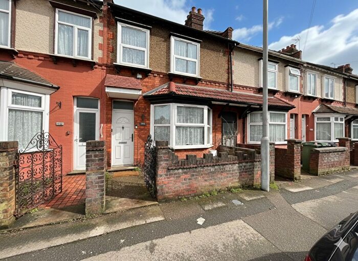 3 Bedroom Terraced House For Sale In Hitchin Road, Luton, Bedfordshire, LU2