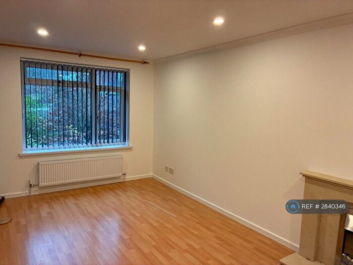 2 Bedroom Flat To Rent In Orchard Close, Warminster, BA12