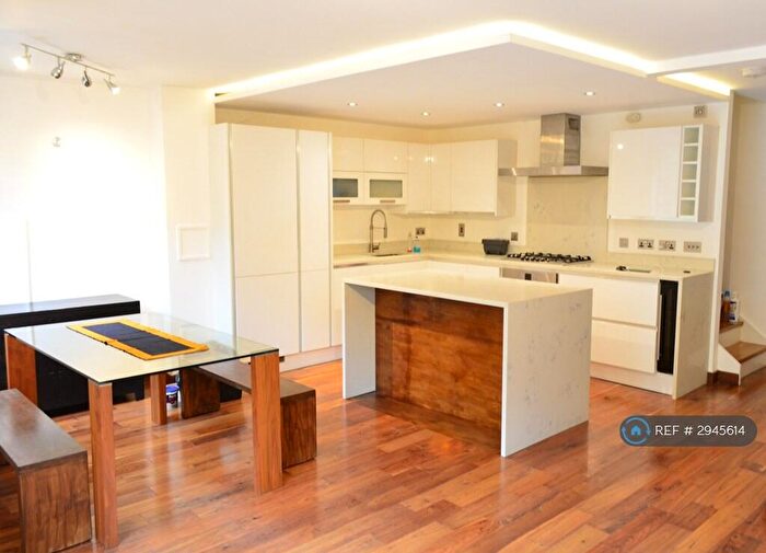 3 Bedroom Flat To Rent In Leeward Court, London, E1W