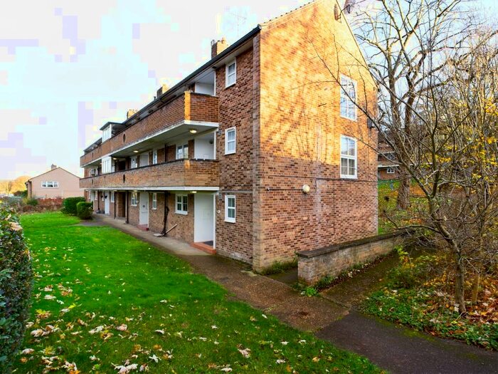1 Bedroom Ground Flat To Rent In Haldens, Welwyn Garden City, AL7