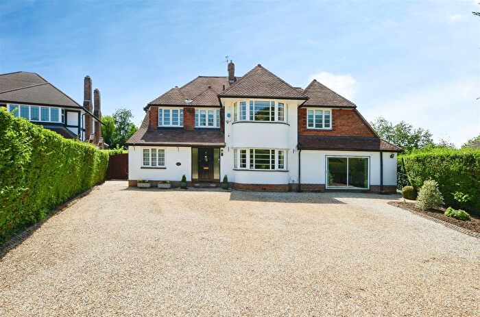 4 Bedroom Property For Sale In Canons Close, Radlett, WD7
