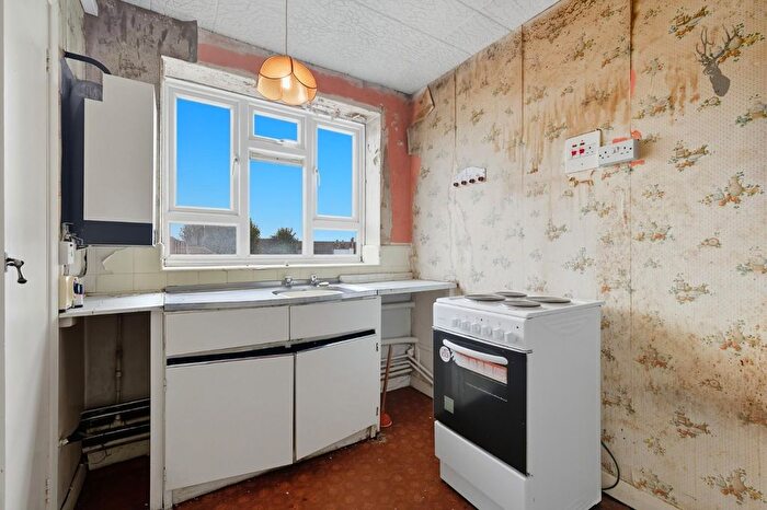 2 Bedroom Flat For Sale In St. James's Close, Tooting Bec, London, SW17