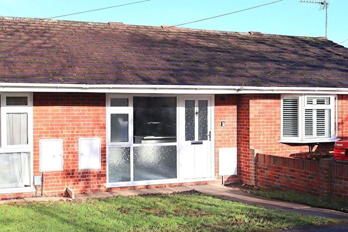 1 Bedroom Terraced Bungalow For Sale In Jubilee Close, Farnborough, GU14