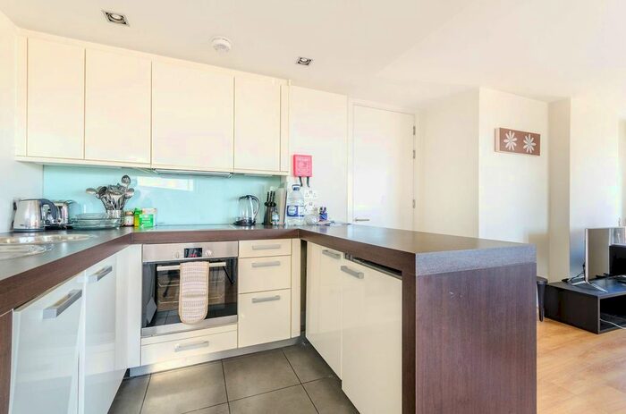 2 Bedroom Flat To Rent In Empire Square East, Borough, London, SE1